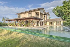 Exterior - Relax with the whole family at this luxurious, peaceful and secluded mansion  (Santa Ana)