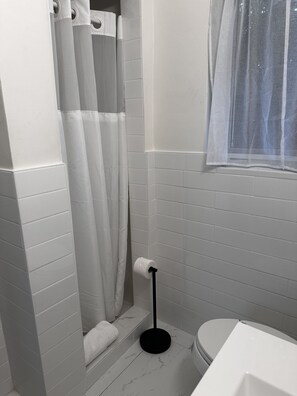 Dusche, Haartrockner, Handtücher, Toilettenpapier