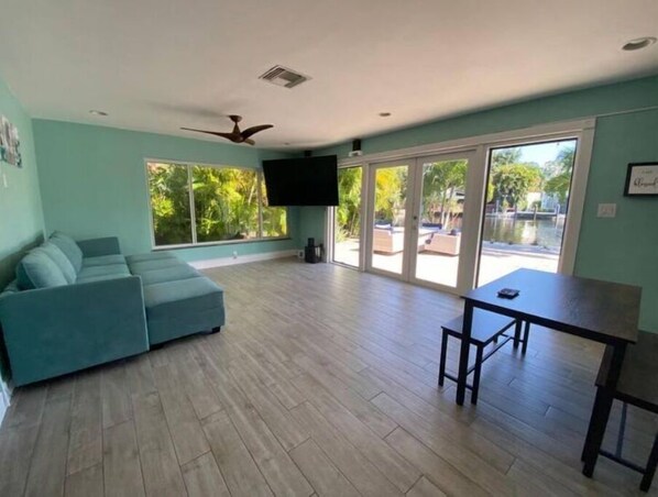 Living area - Charming & cozy waterfront home (Oakland Park)
