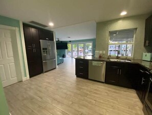 Private kitchen - Charming & cozy waterfront home (Oakland Park)