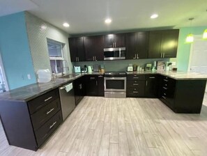 Private kitchen - Charming & cozy waterfront home (Oakland Park)