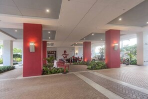 Property grounds - Stunning water views- Walk to the beach! (Hallandale Beach)