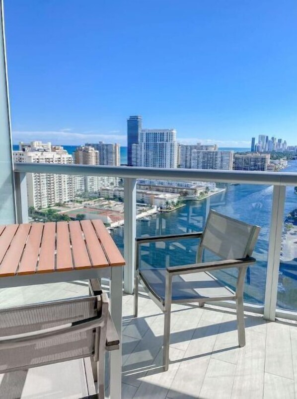Property grounds - Stunning water views- Walk to the beach! (Hallandale Beach)