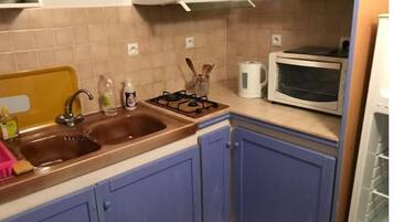 Réfrigérateur, micro-ondes, plaque de cuisson, cafetiÚre/bouilloire