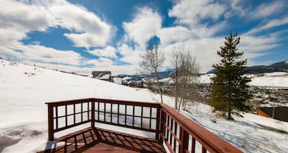 Silverthorne Mountain Cabin Views and Deck - 2br