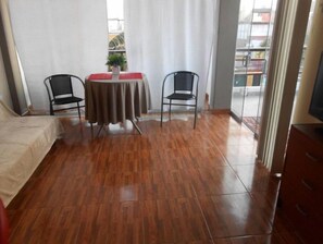 Interior - Furnished 3rd floor apartment with balcony, Huanchaco (Huanchaco)