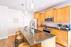 Fridge, microwave, oven, stovetop - Gorgeous & Secluded Meridian Getaway - Clean, Spacious, Great Central Boise Area (Meridian)