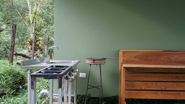 A kitchenette with a sink, stove, and a small table. - OXIGENO I  (Bijagua)