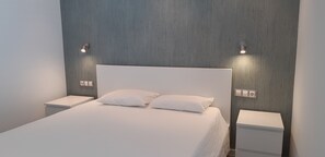 4 bedrooms, desk, iron/ironing board, free WiFi