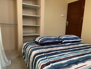 2 habitaciones, tabla de planchar con plancha y cuna de viaje 