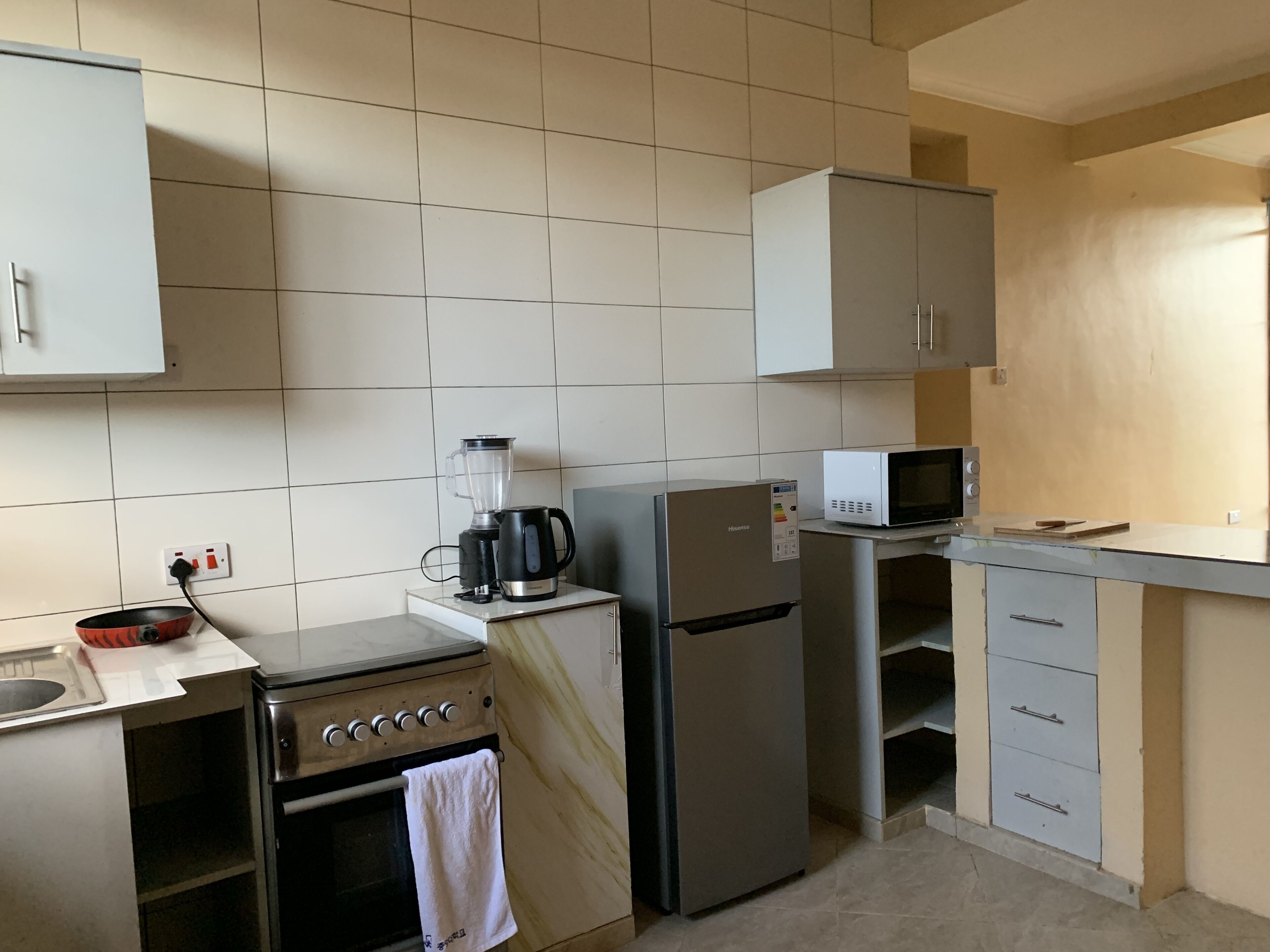 Kühlschrank, Mikrowelle, Ofen, Herdplatte