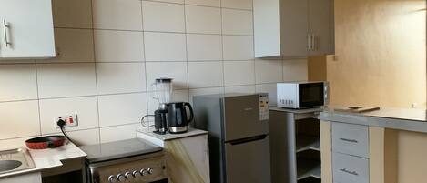 Een koelkast, een magnetron, een oven, een kookplaat