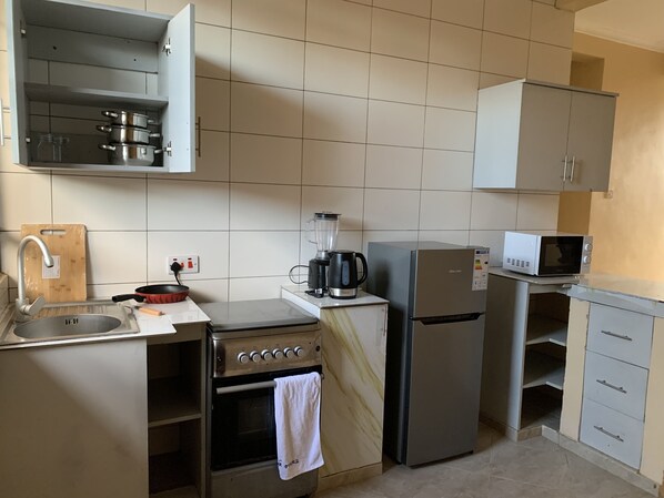 Refrigerador, microondas, horno y parrilla de estufa 