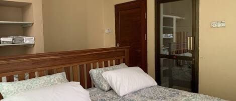 2 quartos, ferros/tábuas de passar roupa, berço de viagem