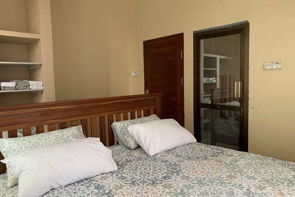 Master bedroom with linens, toilet and shower, 8inch matress and a kingsize bed.