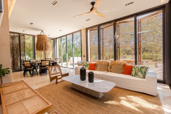 Villa Grand | Sala de estar | Smart TV de 50 pulgadas con canales digitales y Netflix 