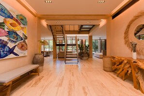 Villa de lujo | Área de sala de estar | Smart TV de 50 pulgadas con canales digitales y Netflix 