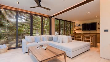 Villa de lujo | Área de sala de estar | Smart TV de 50 pulgadas con canales digitales y Netflix