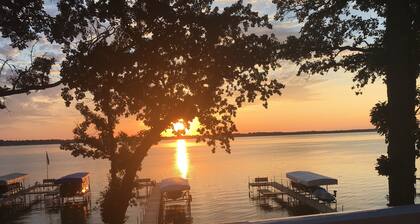 Beautiful home on quiet and family oriented Spirit Lake with fantastic sunsets!