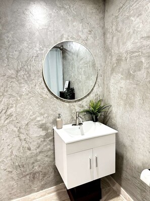 Serviettes fournies, savon, shampooing, papier de toilette