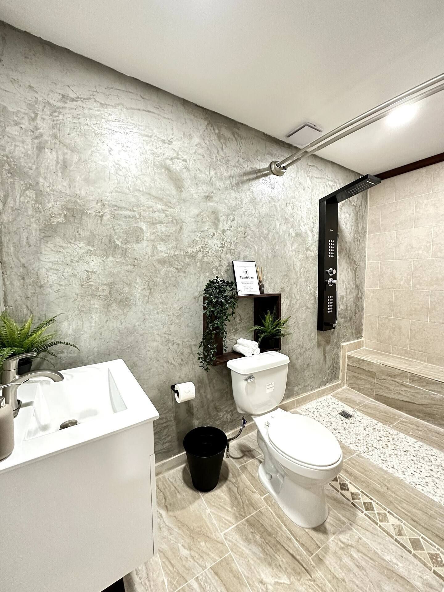 Toalhas de banho, sabonete, shampoo, papel higiênico