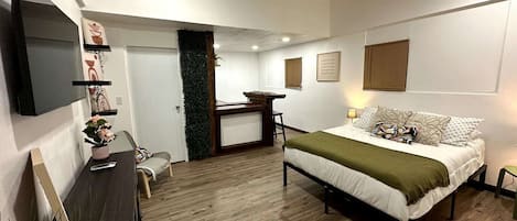 1 habitación, tabla de planchar con plancha, wifi y ropa de cama