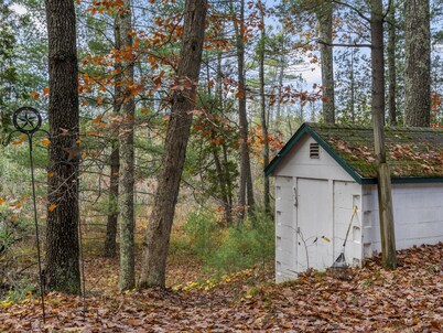 Cozy 2 bedroom cabin right down the road from TippyDam, Hiking, Crystal Mountain