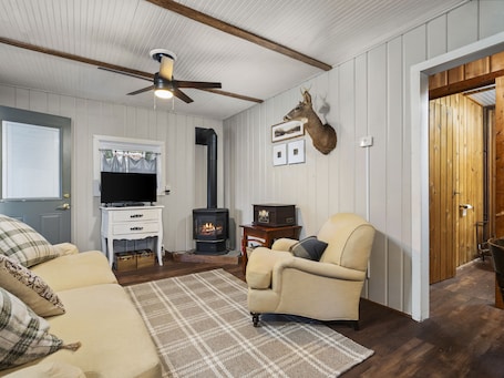 Área de sala de estar. Cozy 2 bedroom cabin right down the road from TippyDam, Hiking, Crystal Mountain