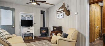 Cozy 2 bedroom cabin right down the road from TippyDam, Hiking, Crystal Mountain