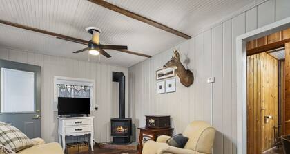 Cozy 2 bedroom cabin right down the road from TippyDam, Hiking, Crystal Mountain