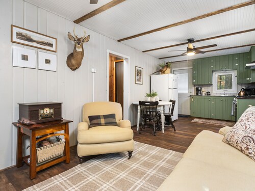 Cozy 2 bedroom cabin right down the road from TippyDam, Hiking, Crystal Mountain