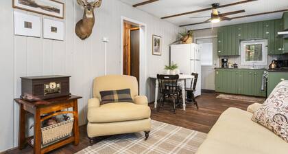 Cozy 2 bedroom cabin right down the road from TippyDam, Hiking, Crystal Mountain