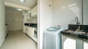 Apartamento | Cozinha privada | Liquidificador, forno com torradeira, produtos de limpeza