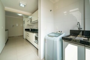 Apartment | Private kitchen | Blender, toaster oven, cleaning supplies - 1003 - Residencial Mirela - Apto 201 (Bombinhas)