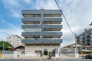 Um edifício moderno de vários andares, com varandas em cada pavimento.
