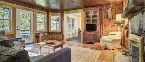 Smart-TV, Kamin, Bücher, Computerbildschirme