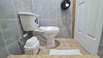 Amenidades de baño gratuitas, toallas, jabón, shampoo