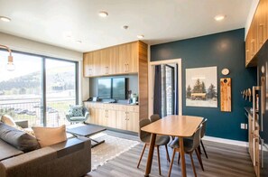 スマートテレビ、テレビゲーム、テーブルサッカー台、書庫