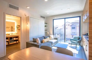 スマートテレビ、テレビゲーム、テーブルサッカー台、書庫