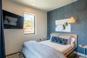 1 bedroom, desk, iron/ironing board, travel cot - Pet Friendly-Modern 1 bedroom- Pool, Hot Tub, Gym (Park City)
