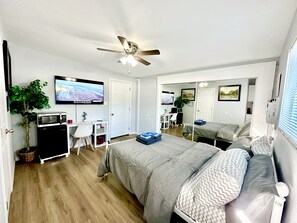 4 sovrum, värdeförvaringsskåp på rummet och skrivbord