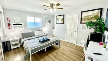 4 sovrum, vÀrdeförvaringsskÄp pÄ rummet och skrivbord