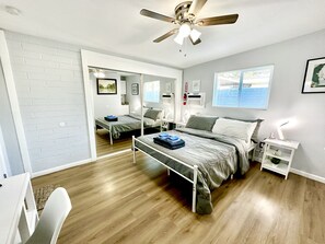 4 makuuhuonetta, tallelokero huoneessa, työpöytä, silitysrauta/-lauta