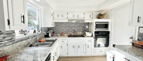 Refrigerador, microondas, horno, placa de cocina