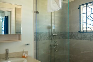Economy House | Bathroom - Casa Blue (Discovery Bay)