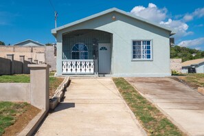 Exterior - Casa Blue (Discovery Bay)