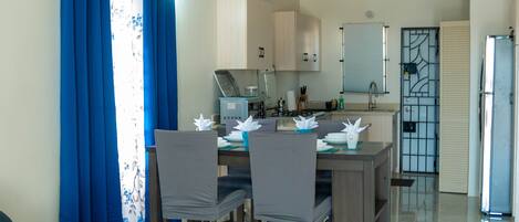 Economy House | Private kitchen | Fridge, microwave, stovetop, cookware/dishes/utensils