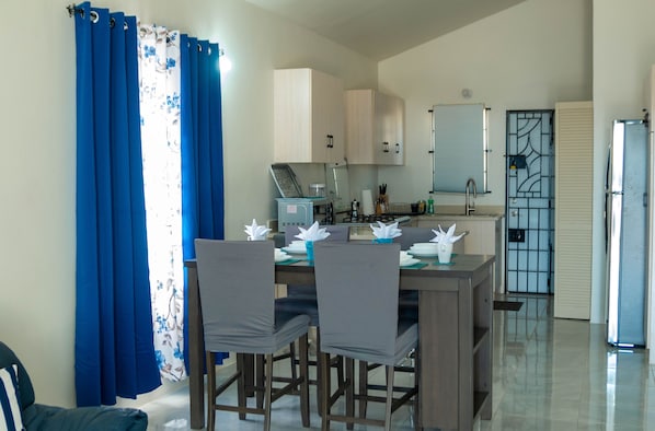 Economy House | Private kitchen | Fridge, microwave, stovetop, cookware/dishes/utensils - Casa Blue (Discovery Bay)
