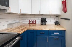 Mikrobølgeovn, ovn, kokeplater og oppvaskmaskin