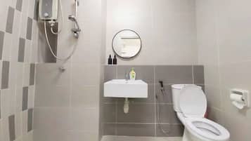 Een haardroger, handdoeken, zeep, shampoo